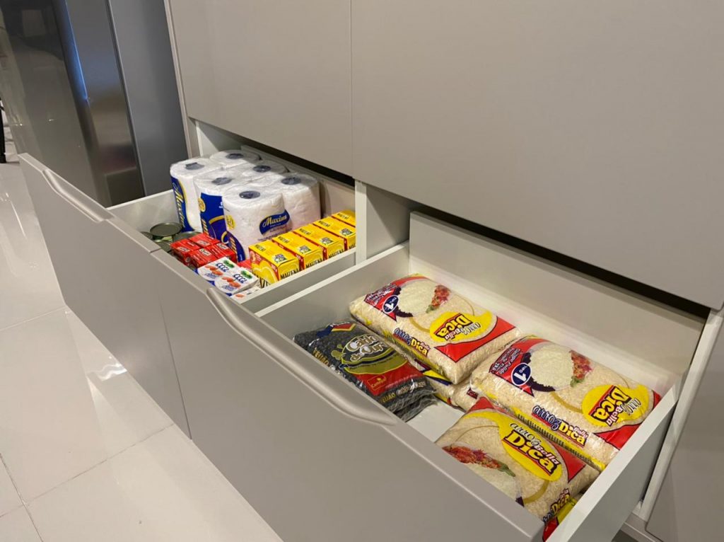 Organização Vertical: Aproveitando Cada Centímetro - inspiração 1