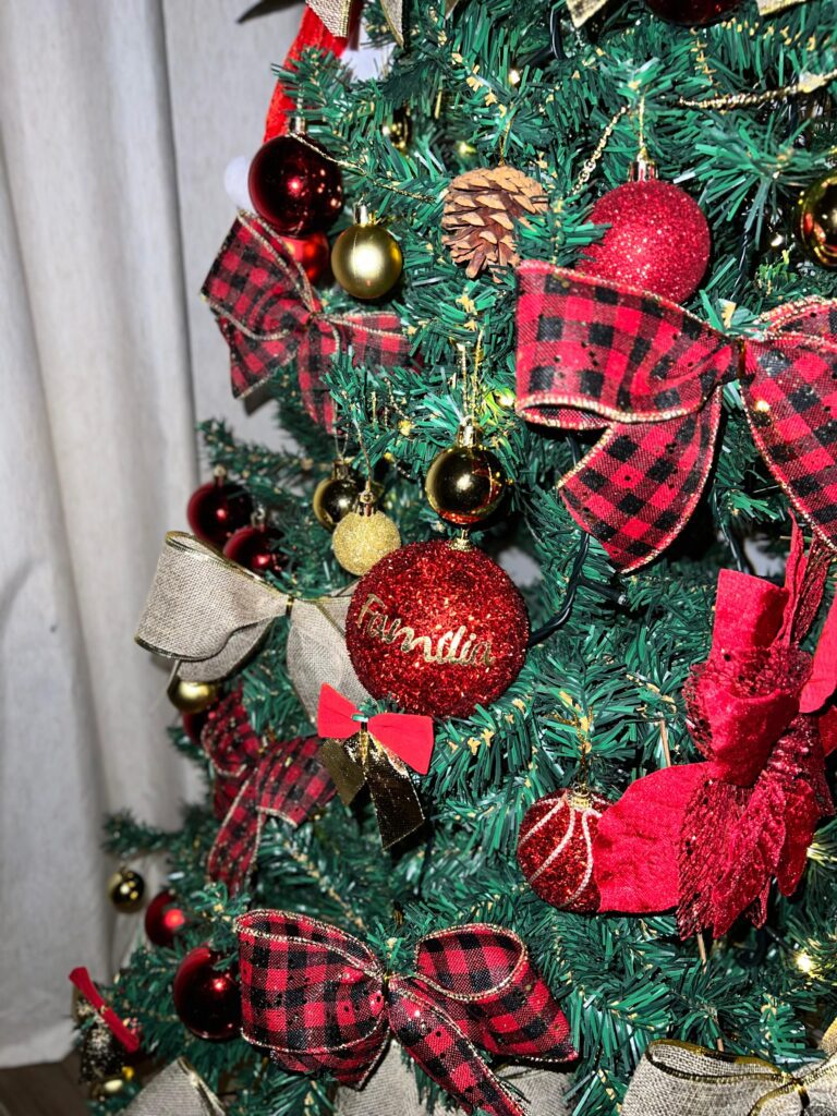 Ouse com Cores: Azul, Verde e Rosa para um Natal Moderno - inspiração 2