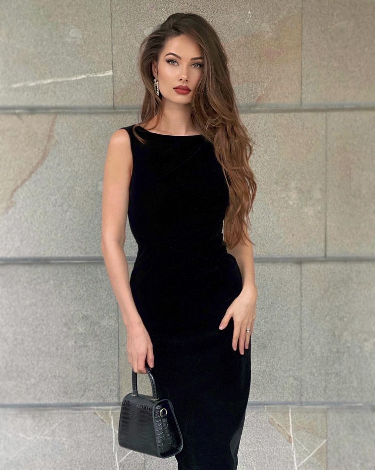 vestido preto vs vestido estampado qual acessório usar