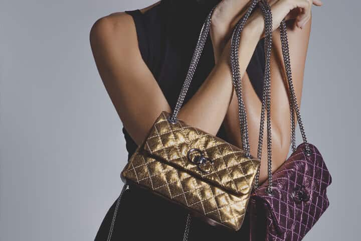 inspiração de looks com vestido preto e acessórios