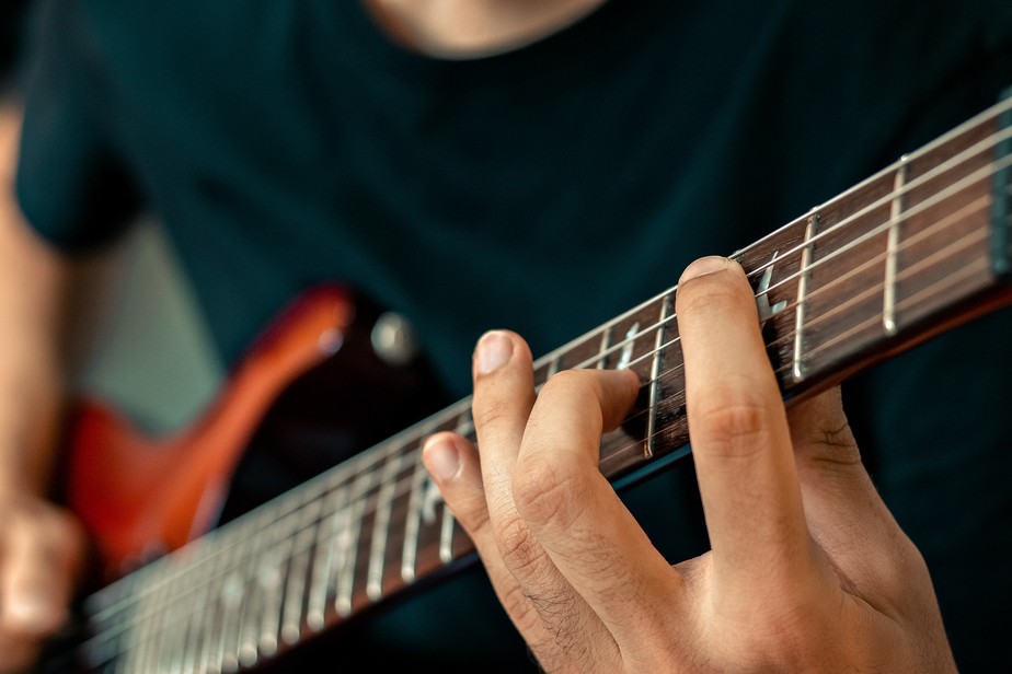 benefícios de aprender a tocar um instrumento