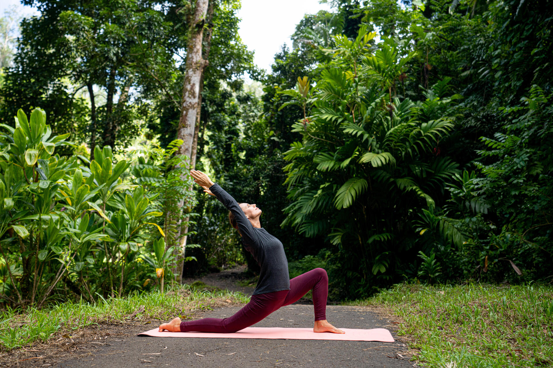 benefícios de fazer yoga ao ar livre