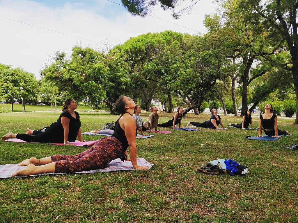 5 ideias de títulos:
1. Yoga ao Ar Livre: Conecte-se com a Natureza e Consigo Mesmo
2. Os 7 Benefícios Incríveis de Praticar Yoga ao Ar Livre
3. Guia Completo: Como Começar a Praticar Yoga em Parques e Praias
4. Yoga ao Ar Livre: Reduza o Estresse e Aumente sua Vitalidade
5. Desafios e Recompensas: A Experiência Única do Yoga na Natureza