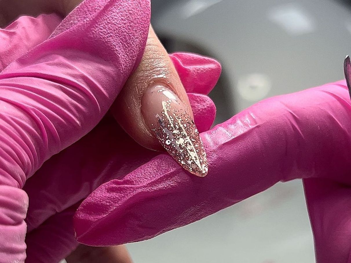 como usar emojis na bio de manicure