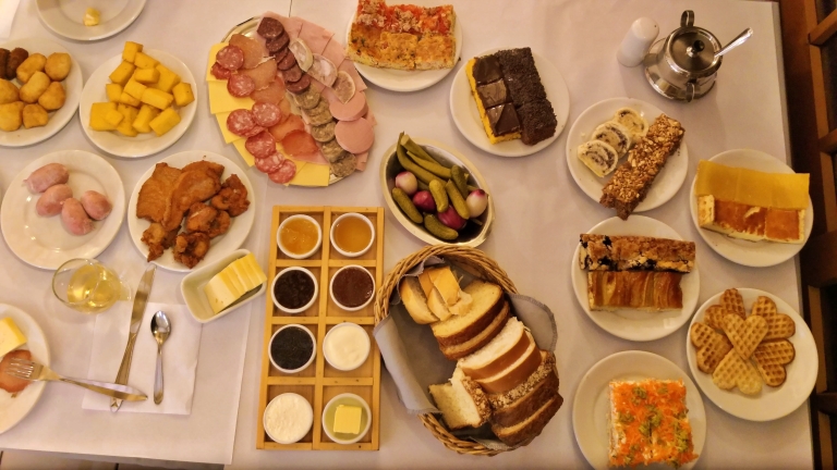 Descubra os Cafés Coloniais Mais Baratos de Gramado