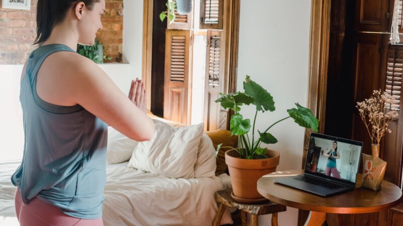 erros comuns ao fazer yoga online sem instrutor