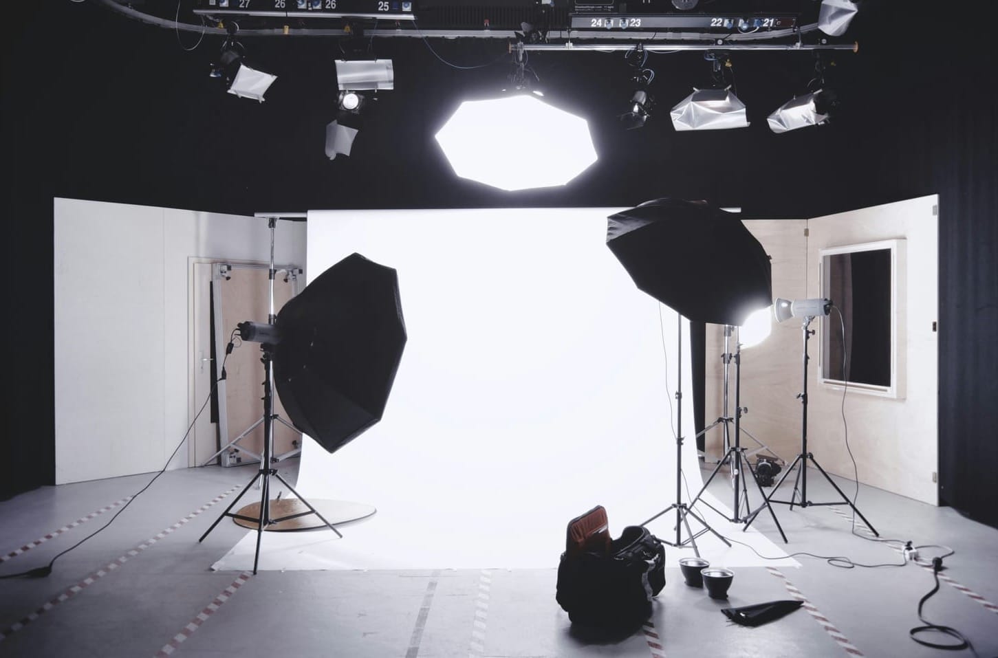 5 ideias de títulos:
1. Cenário de Fotos de Produtos: Guia Completo para Iniciantes
2. Iluminação Perfeita: Segredos para Fotos de Produtos Profissionais
3. Props que Vendem: Como Escolher Elementos de Composição para Suas Fotos
4. Fundo Infinito vs. Texturas Naturais: Qual o Melhor para Seu Produto?
5. Dicas de Edição Rápida para Fotos de Produtos com Canva e IA