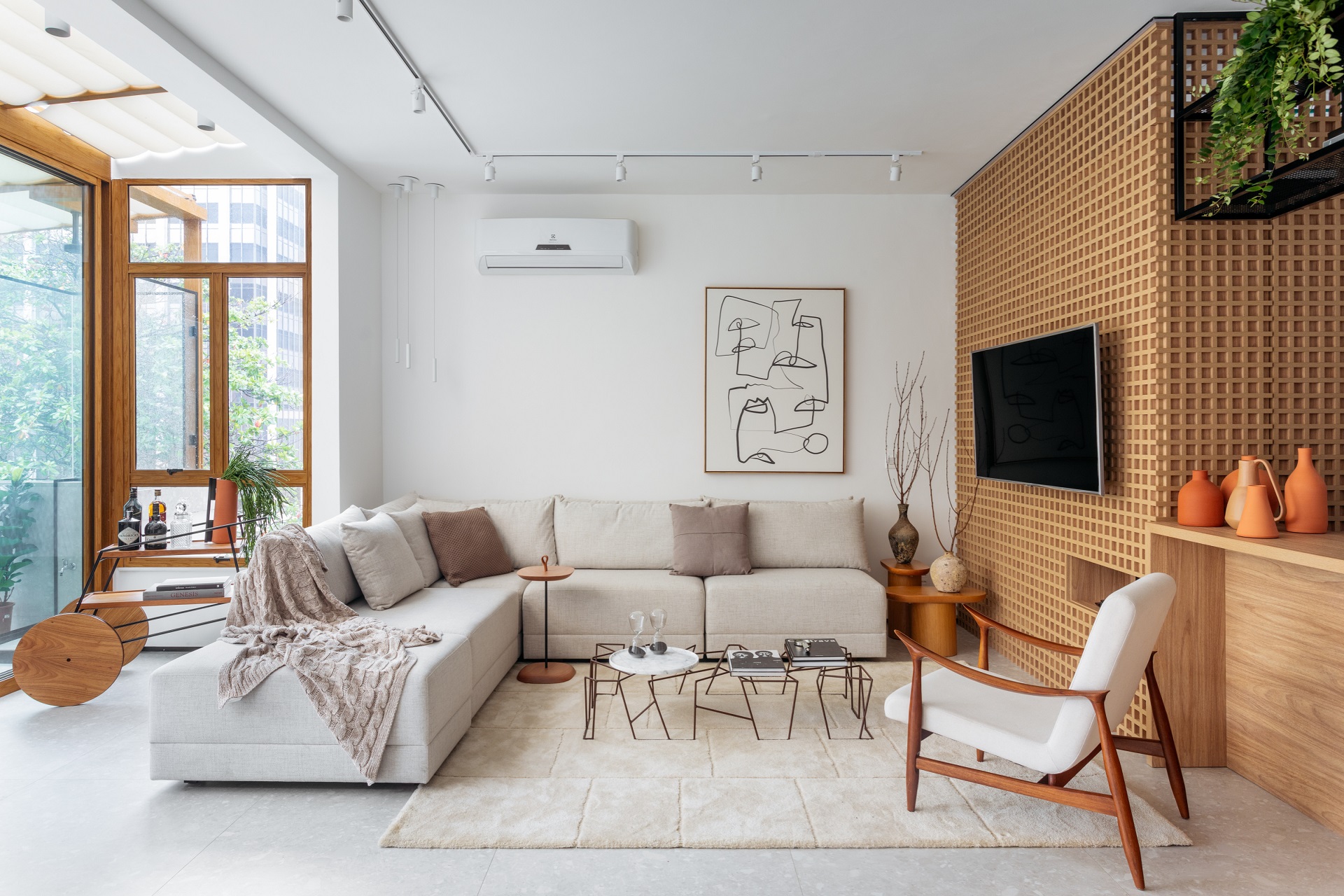 5 ideias de títulos:
1. Cenário de Fotos de Produtos: Guia Completo para Iniciantes
2. Iluminação Perfeita: Segredos para Fotos de Produtos Profissionais
3. Props que Vendem: Como Escolher Elementos de Composição para Suas Fotos
4. Fundo Infinito vs. Texturas Naturais: Qual o Melhor para Seu Produto?
5. Dicas de Edição Rápida para Fotos de Produtos com Canva e IA