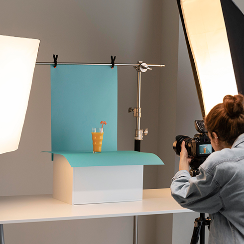 5 ideias de títulos:
1. Cenário de Fotos de Produtos: Guia Completo para Iniciantes
2. Iluminação Perfeita: Segredos para Fotos de Produtos Profissionais
3. Props que Vendem: Como Escolher Elementos de Composição para Suas Fotos
4. Fundo Infinito vs. Texturas Naturais: Qual o Melhor para Seu Produto?
5. Dicas de Edição Rápida para Fotos de Produtos com Canva e IA