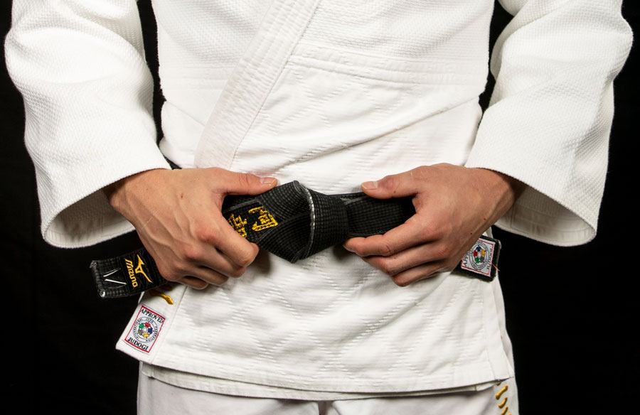 Erros comuns ao amarrar a faixa de judô e como evitá-los
