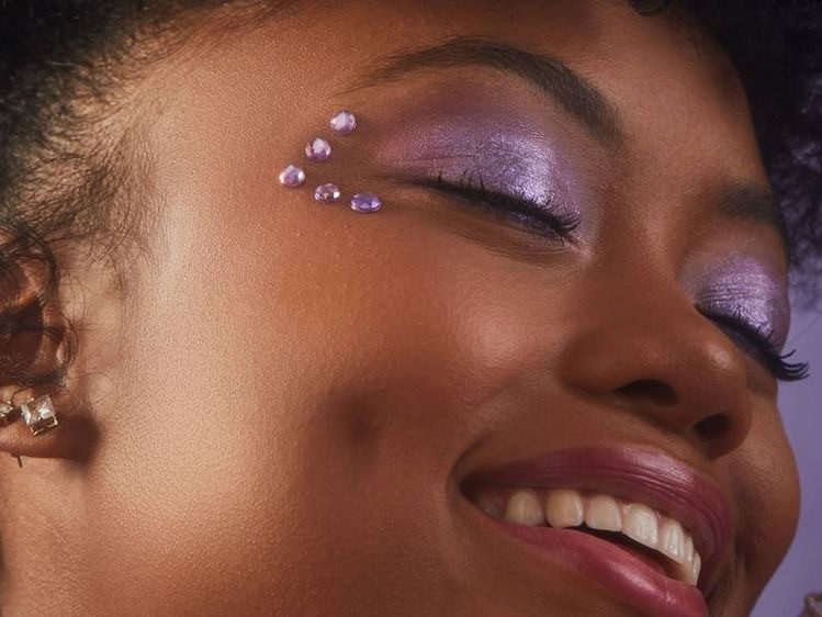 Ideias de maquiagem com strass para festivais