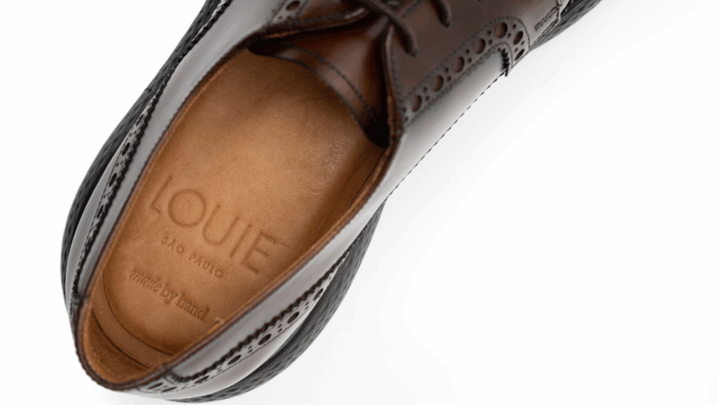 Como limpar sapatos de couro sintético sem danificar