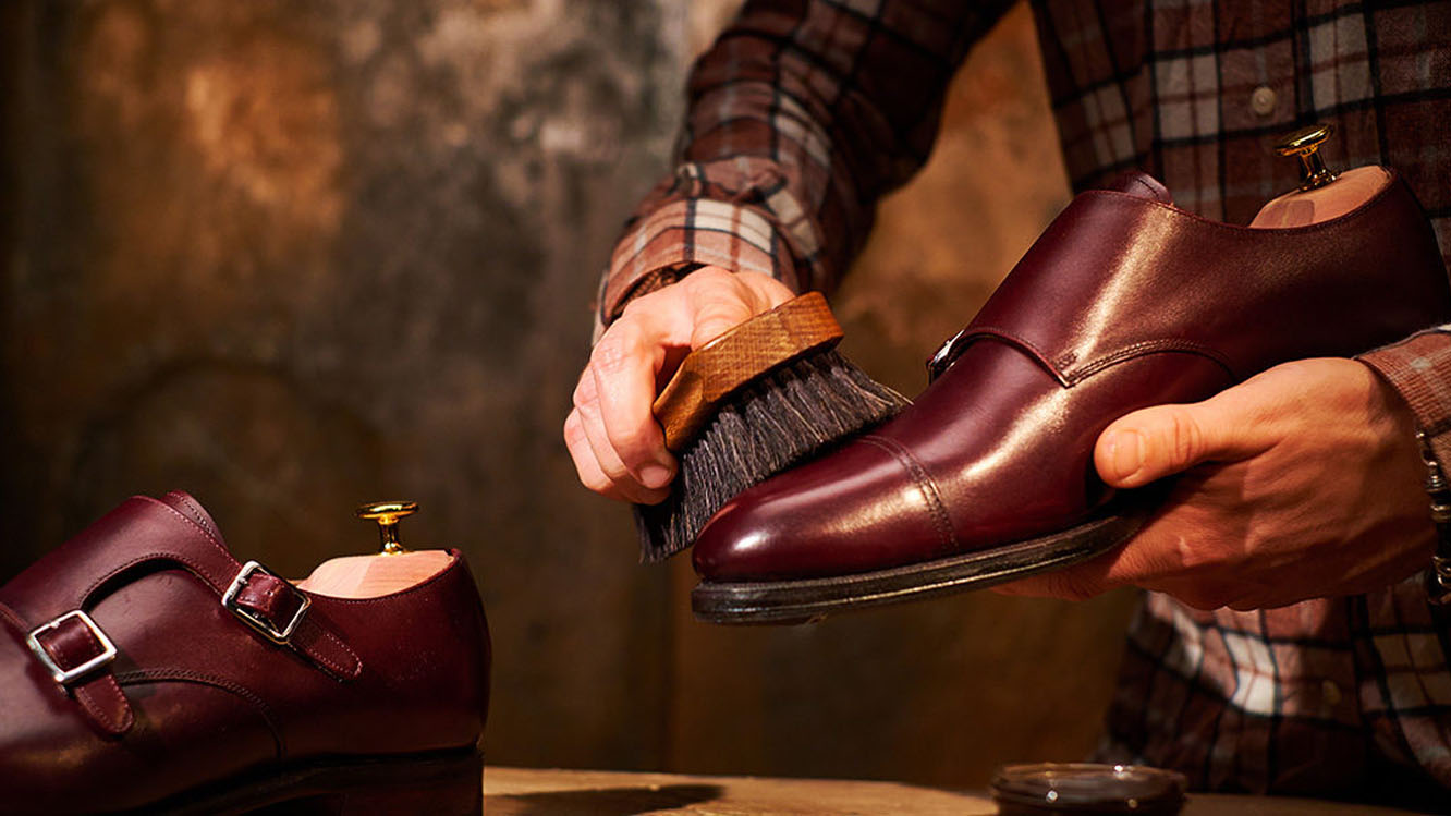 Como limpar sapatos de couro sintético sem danificar