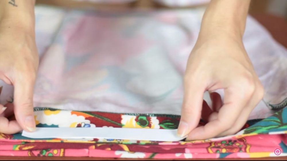 como fazer a barra da calça com fita adesiva