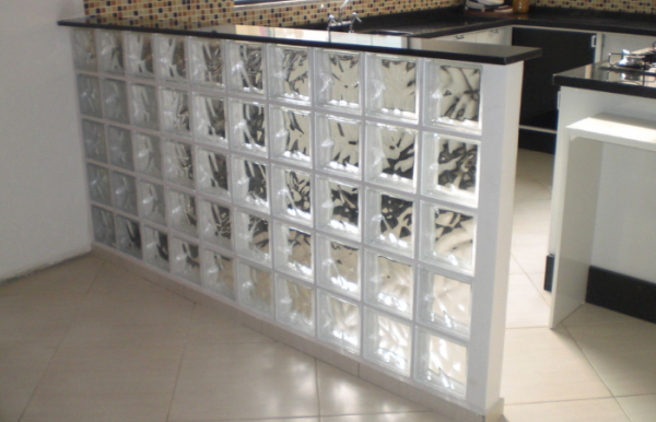 como fazer balcão de tijolos de vidro