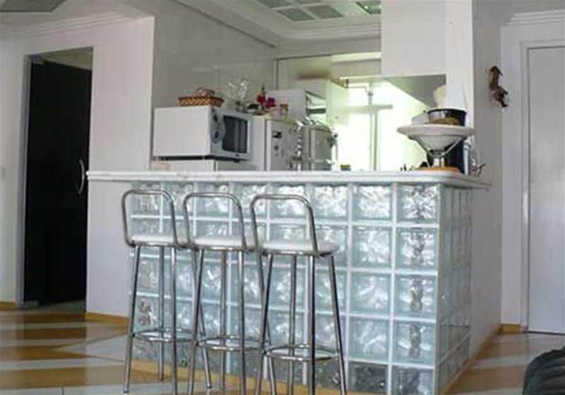 ideias balcão tijolo de vidro cozinha