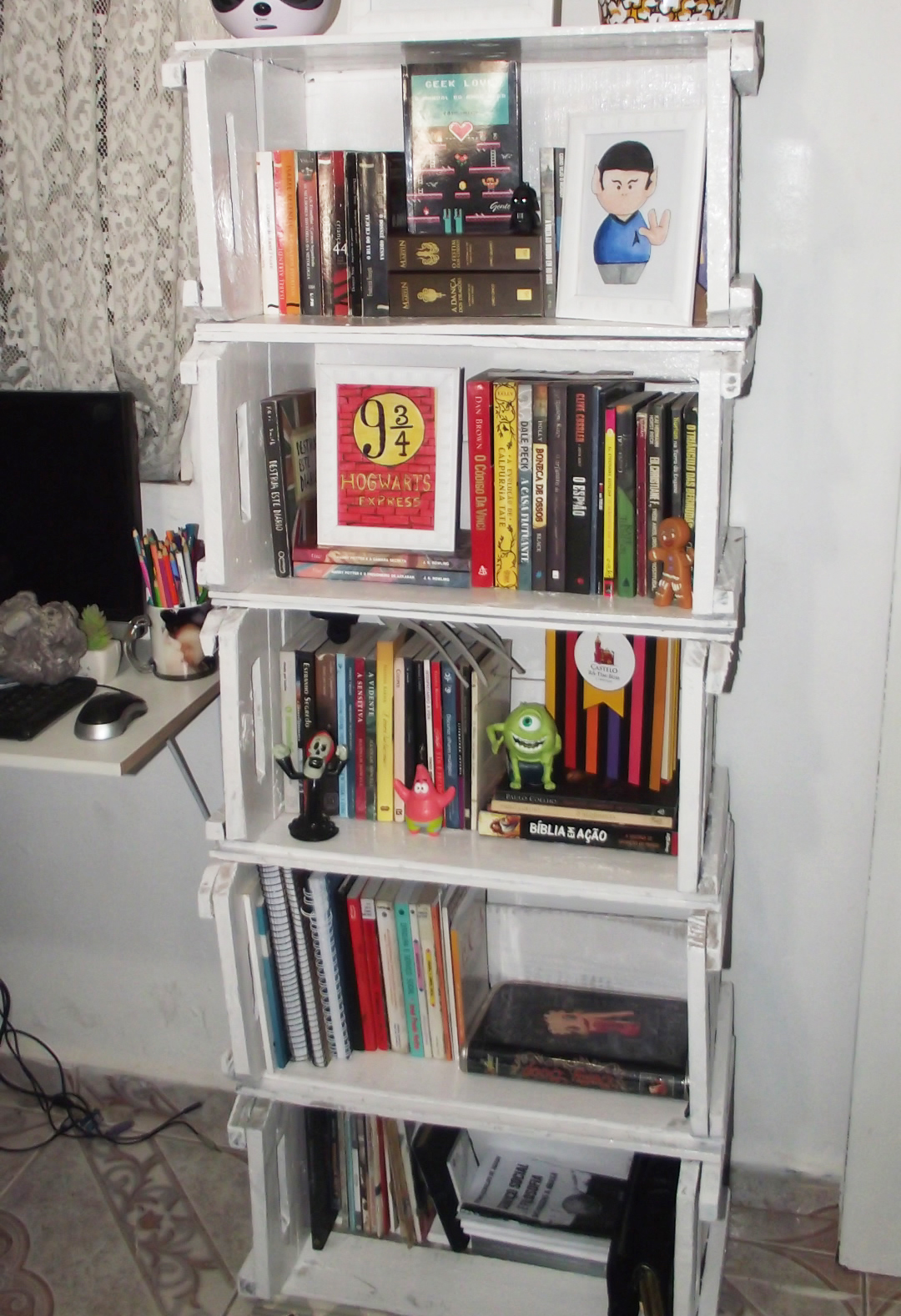 Segurança em Primeiro Lugar: Como Fixar Estantes de Caixotes na Parede