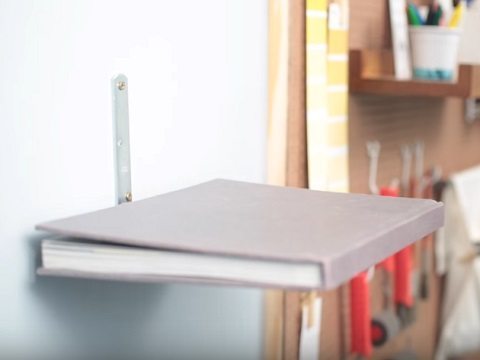 Segurança ao instalar prateleiras de livros invisíveis