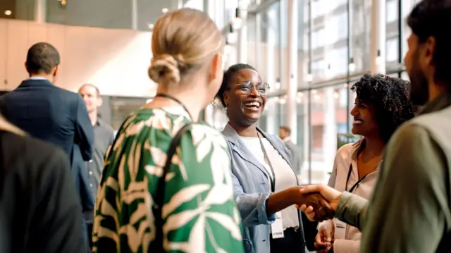 5 ideias de títulos:
1. Networking para Tímidos: Desmistificando a Timidez em Conexões Profissionais
2. O Poder da Escuta Ativa: Como Tímidos Podem Dominar o Networking
3. Networking Online vs. Presencial: Estratégias para Pessoas Tímidas
4. Prepare-se para o Sucesso: Dicas de Networking para Eventos
5. Networking com Propósito: Foque em Ajudar e Crie Conexões Duradouras