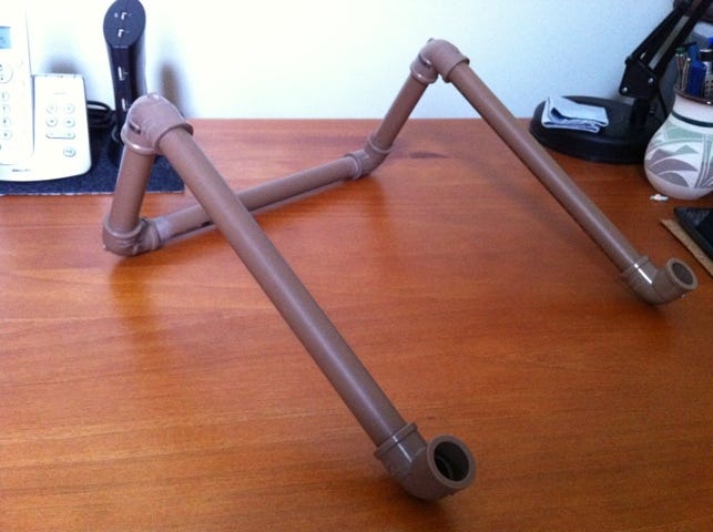 como fazer suporte para notebook de cano pvc