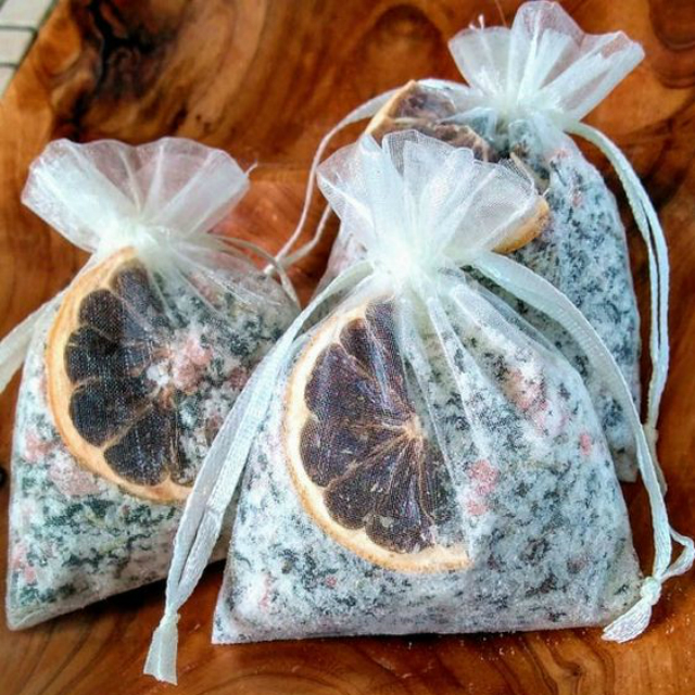 como fazer um banho relaxante de sais