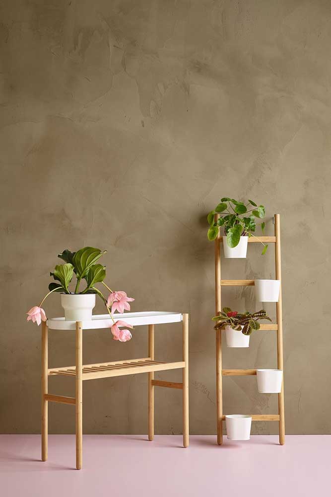 suporte de madeira vs. suporte de PVC para plantas: qual escolher?