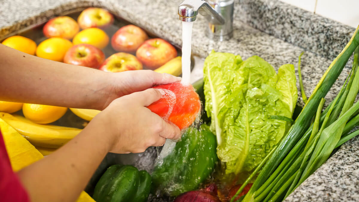 5 ideias de títulos:
1. Guia Completo: Como Higienizar Frutas e Verduras com Água Sanitária
2. Água Sanitária na Cozinha: Mitos e Verdades sobre a Higienização de Alimentos
3. Passo a Passo: A Maneira Correta de Desinfetar Legumes e Folhas
4. Segurança Alimentar em Casa: Dicas Essenciais para Higienizar seus Alimentos
5. Evite Contaminações: A Importância da Higienização Adequada de Frutas e Verduras
