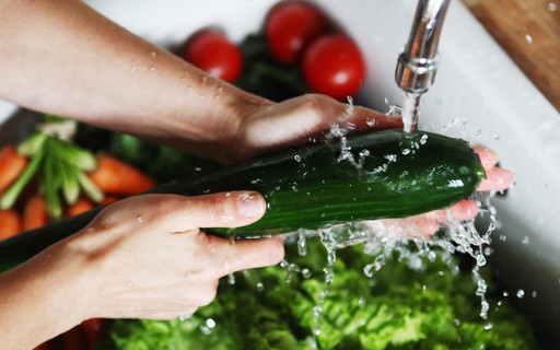 5 ideias de títulos:
1. Guia Completo: Como Higienizar Frutas e Verduras com Água Sanitária
2. Água Sanitária na Cozinha: Mitos e Verdades sobre a Higienização de Alimentos
3. Passo a Passo: A Maneira Correta de Desinfetar Legumes e Folhas
4. Segurança Alimentar em Casa: Dicas Essenciais para Higienizar seus Alimentos
5. Evite Contaminações: A Importância da Higienização Adequada de Frutas e Verduras