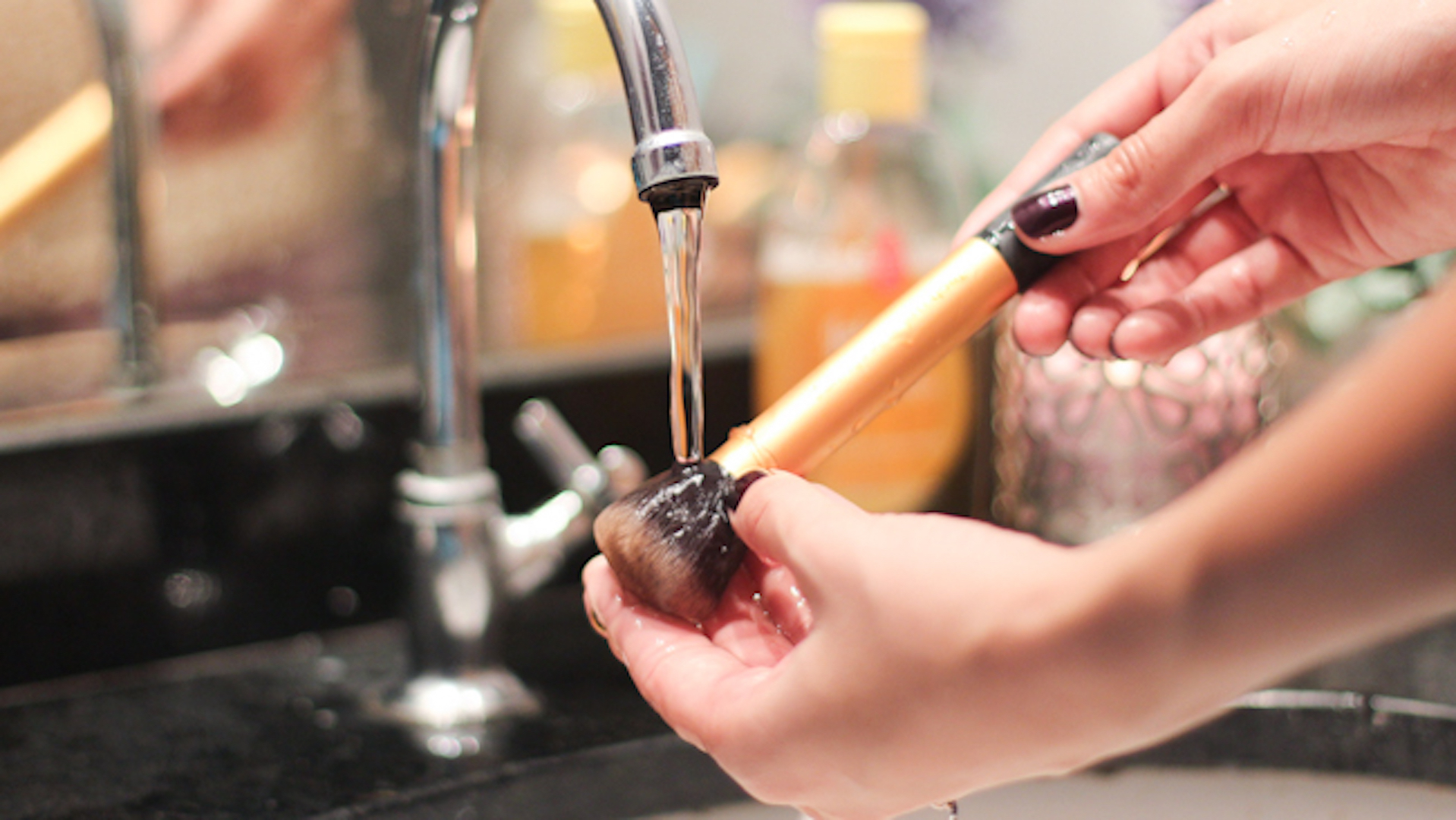 lavar pincel de maquiagem com shampoo ou detergente