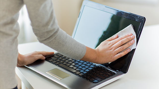 como limpar a tela do notebook corretamente