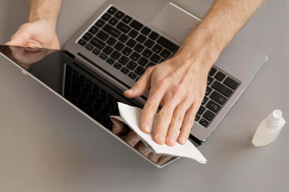 Como remover manchas persistentes da tela do seu notebook