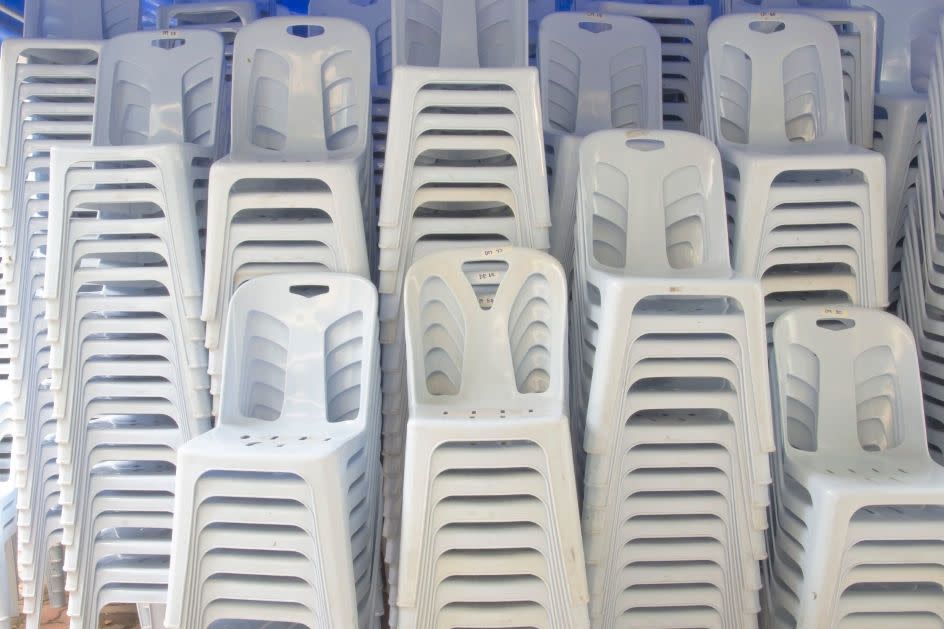 como limpar cadeira de plastico encardida