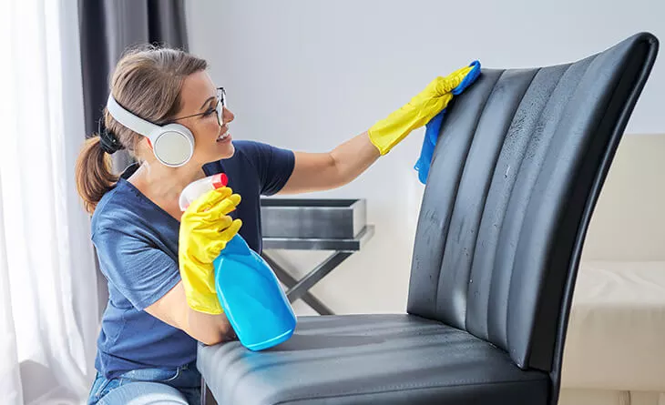 como limpar cadeira de plastico encardida