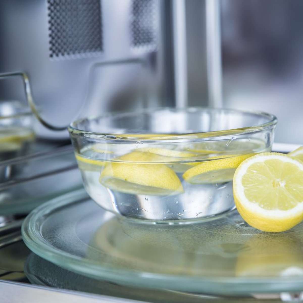 como limpar microondas com limão