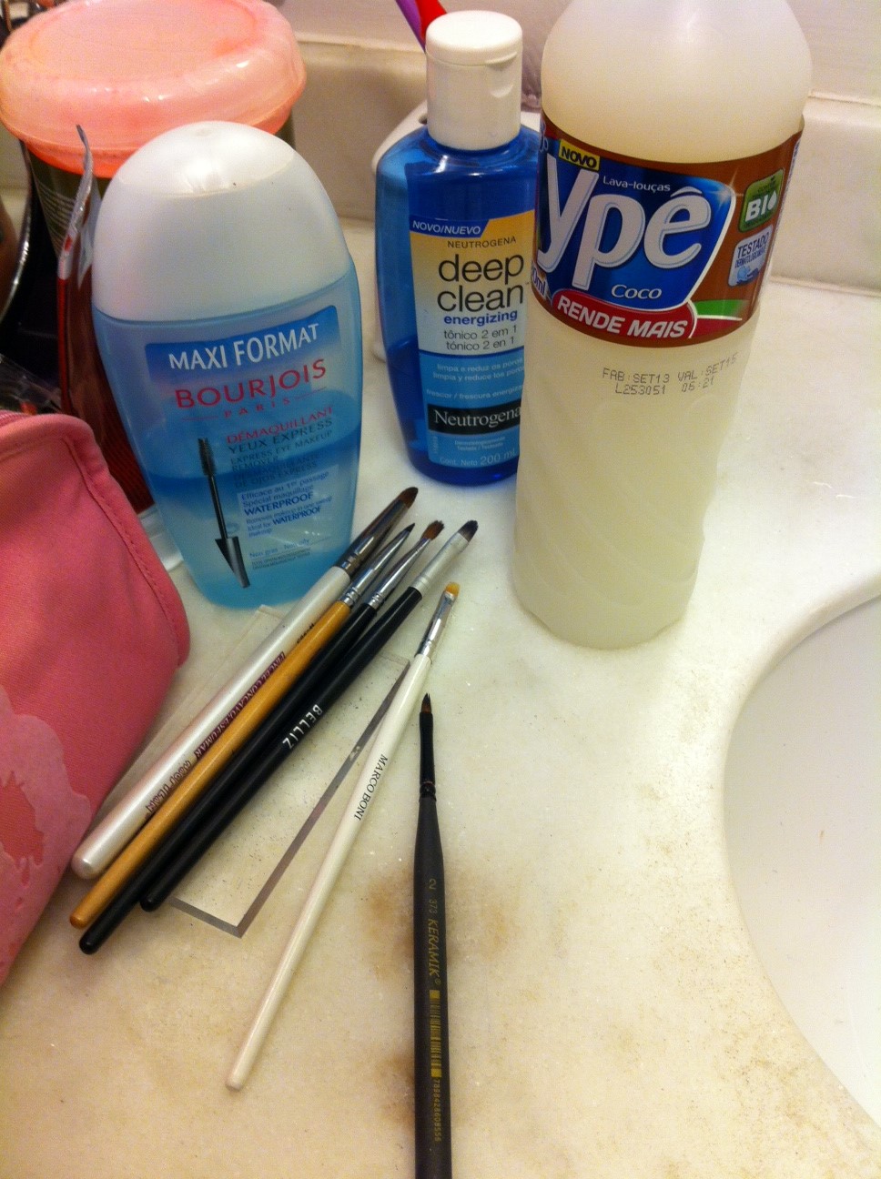 Erros Comuns ao Lavar Pincéis de Maquiagem e Como Evitá-los