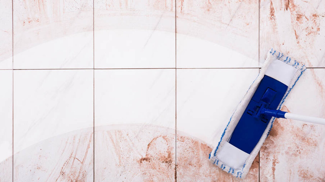 Manutenção semanal para evitar encardido no piso de cerâmica