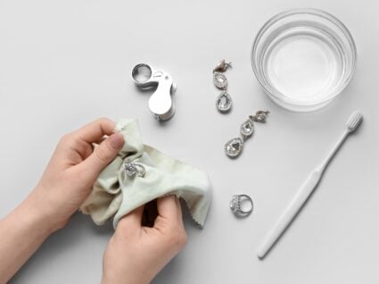 Reação Química: Entenda Por Que o Papel Alumínio Limpa Sua Prata