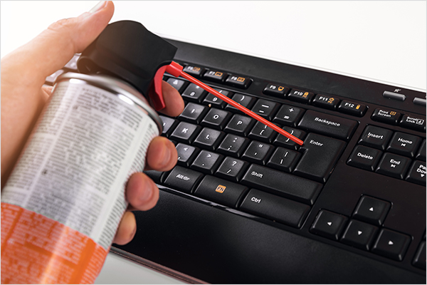 Ar Comprimido vs. Pincel: Qual o Melhor para Limpar Teclado?