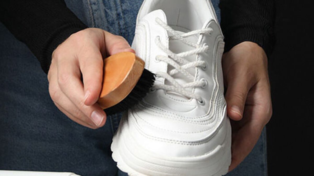 Por que meu tênis branco amarela após a lavagem? Causas e soluções