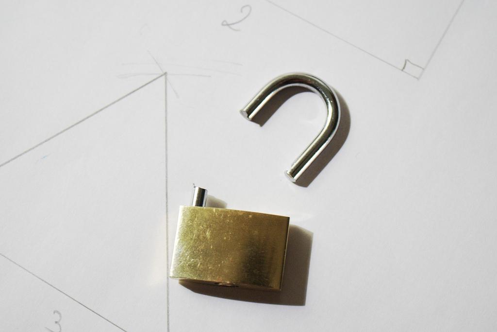 5 ideias de títulos:
1. Guia Completo: Como Desemperrar e Manter Seus Cadeados em Perfeito Estado
2. Grafite vs. Desengripante: Qual a Melhor Solução para o Seu Cadeado?
3. Evite Armadilhas: Produtos que Você JAMAIS Deve Usar para Lubrificar Cadeados
4. Dicas de Ouro: Aumente a Vida Útil do Seu Cadeado com Manutenção Preventiva
5. Cadeado Travado? Soluções Rápidas e Eficazes para Abrir Sem Danificar