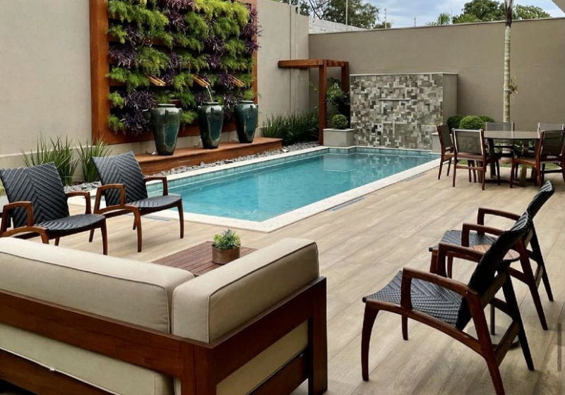 Como Escolher o Revestimento Ideal para o Entorno da Sua Piscina