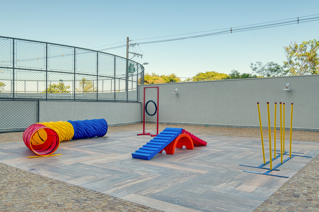 5 ideias de títulos:
1. Transforme sua área de lazer em um paraíso pet: Dicas essenciais.
2. Segurança e diversão: Como criar um espaço pet perfeito.
3. Do piso ao mobiliário: Guia completo para um espaço pet funcional.
4. Setorização inteligente: O segredo para uma área de lazer pet organizada.
5. Bem-estar animal: Enriquecimento e segurança na sua área de lazer.