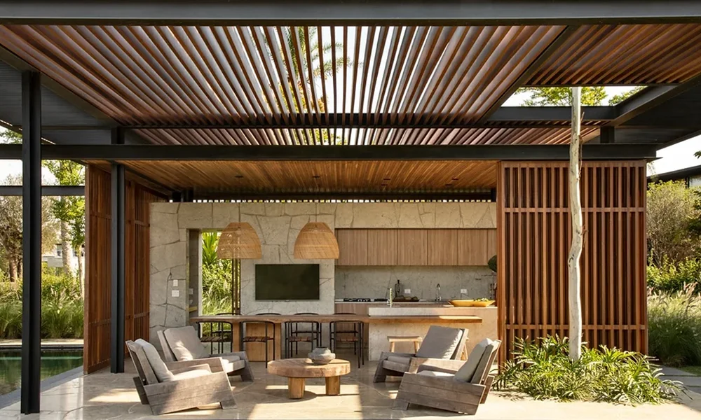 como organizar a área de lazer com pergolado