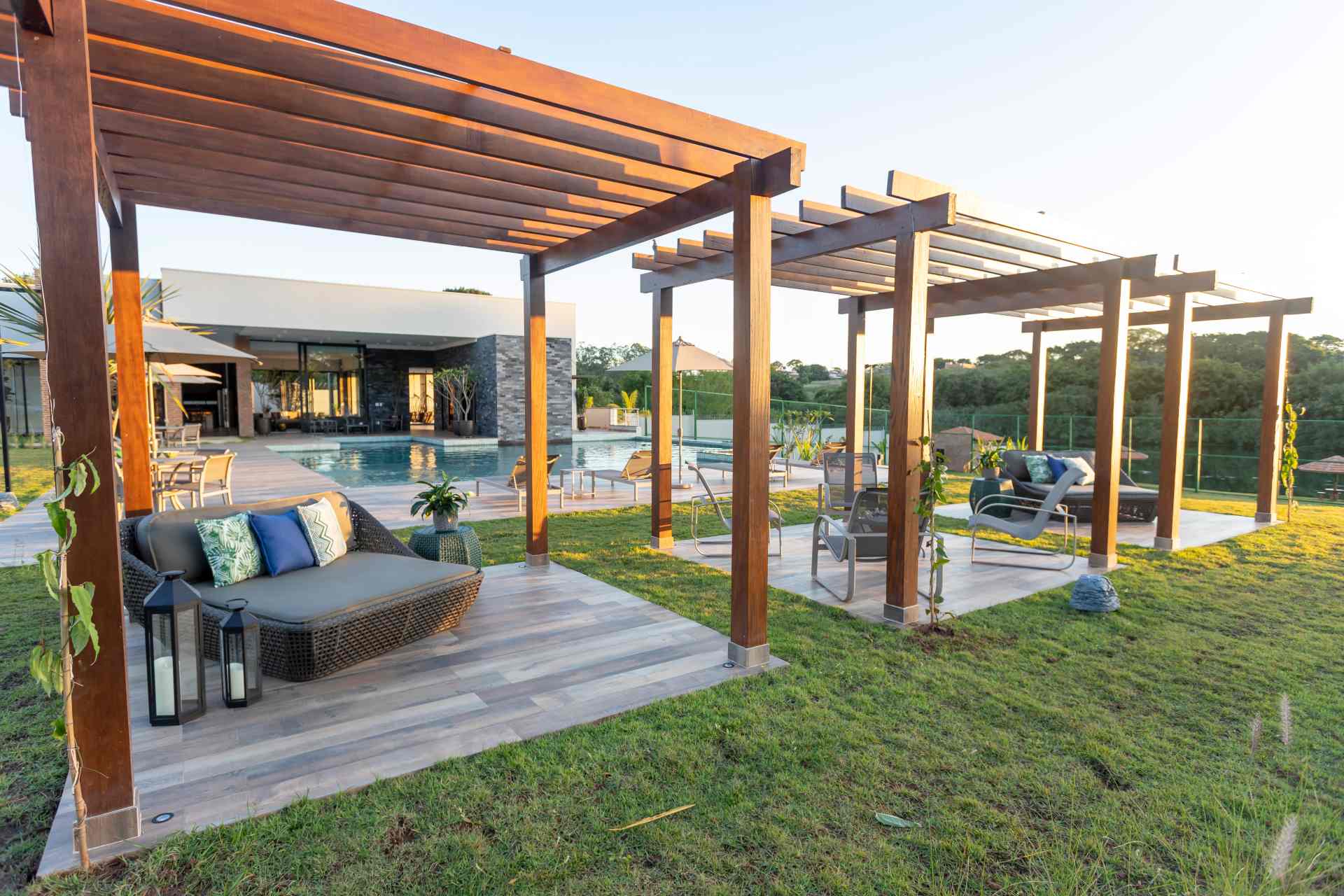 Pergolado na Piscina: Crie uma Área de Sombra e Relaxamento