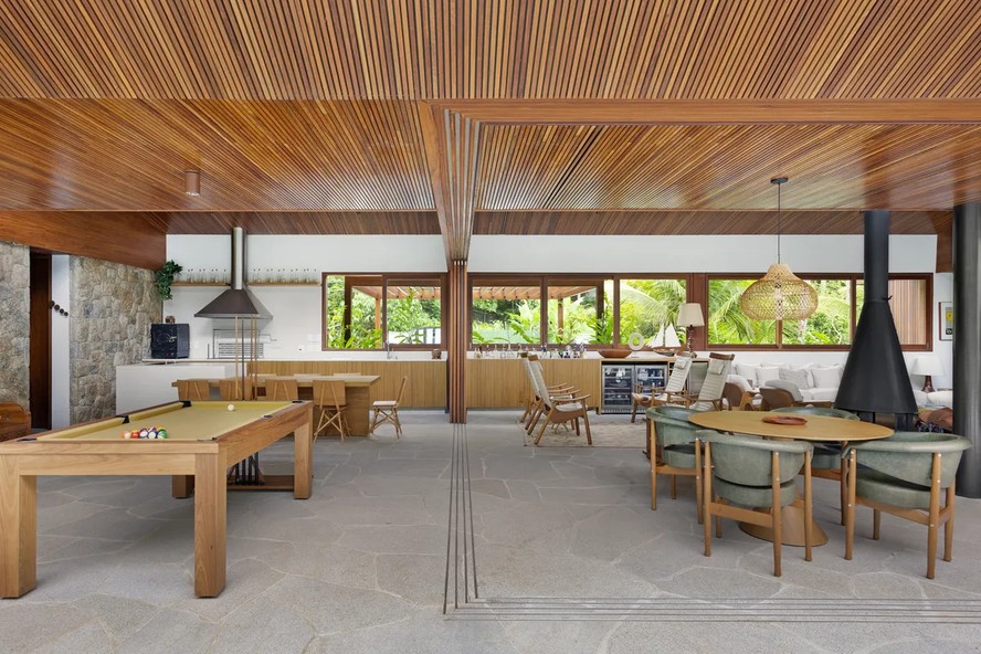 5 ideias de títulos:
1. Transforme sua Sala de Jogos: Dicas Essenciais de Layout e Organização
2. Iluminação e Ambiência: Crie a Atmosfera Perfeita para sua Sala de Jogos
3. Armazenamento Inteligente: Soluções Criativas para sua Área de Lazer
4. Do Pebolim à Sinuca: Planejando o Espaço Ideal para Cada Jogo
5. Conforto e Estilo: Os Detalhes que Elevam sua Sala de Jogos