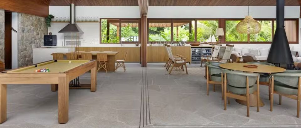 5 ideias de títulos:
1. Transforme sua Sala de Jogos: Dicas Essenciais de Layout e Organização
2. Iluminação e Ambiência: Crie a Atmosfera Perfeita para sua Sala de Jogos
3. Armazenamento Inteligente: Soluções Criativas para sua Área de Lazer
4. Do Pebolim à Sinuca: Planejando o Espaço Ideal para Cada Jogo
5. Conforto e Estilo: Os Detalhes que Elevam sua Sala de Jogos