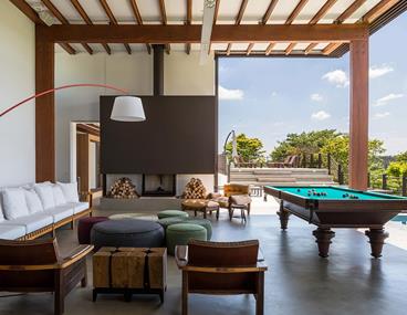 5 ideias de títulos:
1. Transforme sua Sala de Jogos: Dicas Essenciais de Layout e Organização
2. Iluminação e Ambiência: Crie a Atmosfera Perfeita para sua Sala de Jogos
3. Armazenamento Inteligente: Soluções Criativas para sua Área de Lazer
4. Do Pebolim à Sinuca: Planejando o Espaço Ideal para Cada Jogo
5. Conforto e Estilo: Os Detalhes que Elevam sua Sala de Jogos