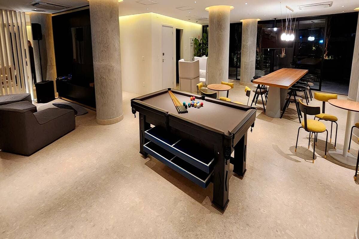 5 ideias de títulos:
1. Transforme sua Sala de Jogos: Dicas Essenciais de Layout e Organização
2. Iluminação e Ambiência: Crie a Atmosfera Perfeita para sua Sala de Jogos
3. Armazenamento Inteligente: Soluções Criativas para sua Área de Lazer
4. Do Pebolim à Sinuca: Planejando o Espaço Ideal para Cada Jogo
5. Conforto e Estilo: Os Detalhes que Elevam sua Sala de Jogos