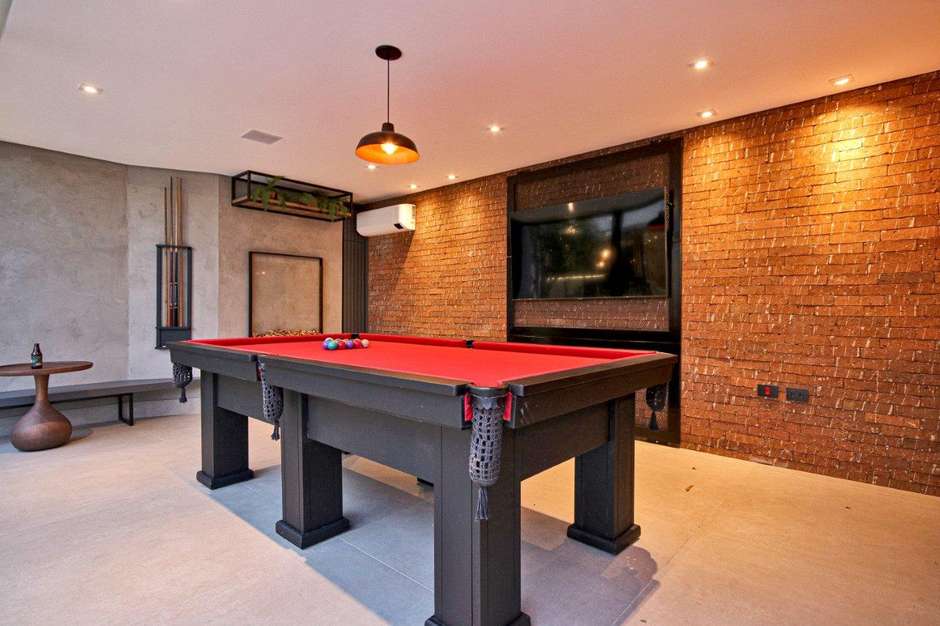 5 ideias de títulos:
1. Transforme sua Sala de Jogos: Dicas Essenciais de Layout e Organização
2. Iluminação e Ambiência: Crie a Atmosfera Perfeita para sua Sala de Jogos
3. Armazenamento Inteligente: Soluções Criativas para sua Área de Lazer
4. Do Pebolim à Sinuca: Planejando o Espaço Ideal para Cada Jogo
5. Conforto e Estilo: Os Detalhes que Elevam sua Sala de Jogos