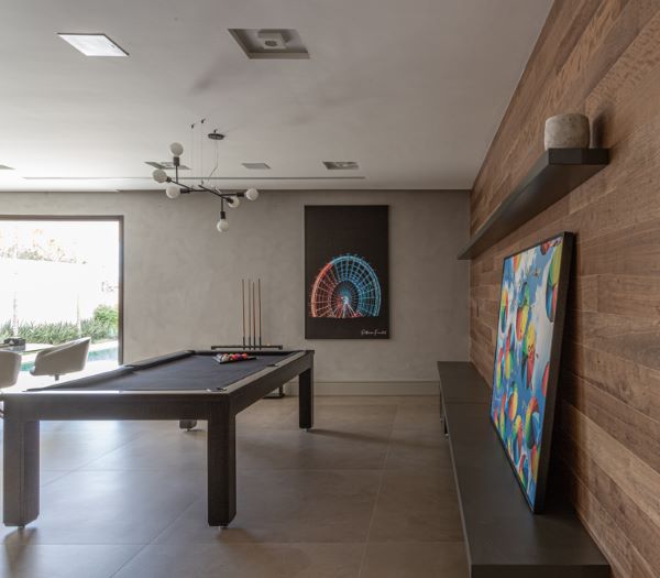 5 ideias de títulos:
1. Transforme sua Sala de Jogos: Dicas Essenciais de Layout e Organização
2. Iluminação e Ambiência: Crie a Atmosfera Perfeita para sua Sala de Jogos
3. Armazenamento Inteligente: Soluções Criativas para sua Área de Lazer
4. Do Pebolim à Sinuca: Planejando o Espaço Ideal para Cada Jogo
5. Conforto e Estilo: Os Detalhes que Elevam sua Sala de Jogos